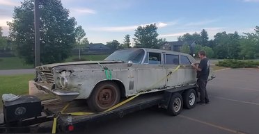 Уникальный американский лимузин 60-х простоял более 20 лет под открытым небом (видео)