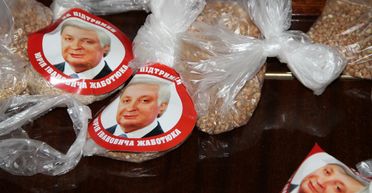 Гречка и шампанское. Что можно увидеть на выставке, посвященной подкупу избирателей