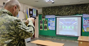 "Это прозрачная коррупция". Журналист заявил о "хитром документе", который диктует громадам, где покупать технику для школьной дисциплины "Защита Украины"