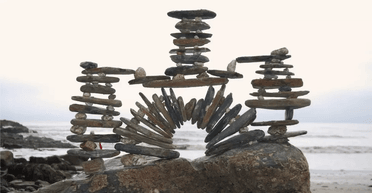 "Відвіз за покупками": чоловік зробив скульптуру з каменів, поки дружина ходила по магазинах