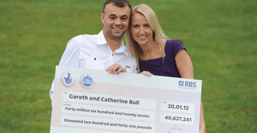 Холостяцький барліг: переможець лотереї побудував розкішний будинок із пливучими камінами (фото)