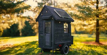 Потрібен особливий зріст: чоловік побудував "найкрихітніший будинок у світі" (фото, відео)