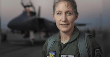 3000 часов налета: первая боевая летчица истребителя F-16E в США вышла на пенсию