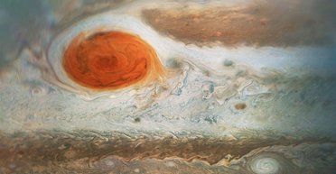 Достал бы до МКС на орбите. Аппарат Juno измерил глубину Большого красного пятна Юпитера