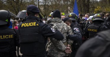 Плюнув в коробку з літерою Z: в Криму чоловіка ув'язнили на рік за "тяжкий злочин"