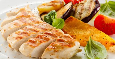 Ніжна куряча грудка у вершковому соусі: простий рецепт приготування