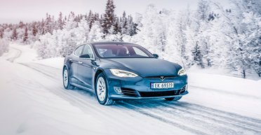 Обережність — понад усе: основні правила їзди на авто в ожеледицю та снігопад