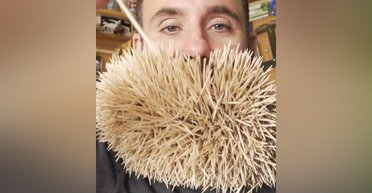 Чоловік засунув собі в бороду 3,5 тис. зубочисток і встановив світовий рекорд (відео)