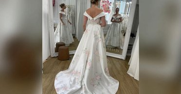 "Сломал" реальность: iPhone запечатлел три версии женщины на одном фото