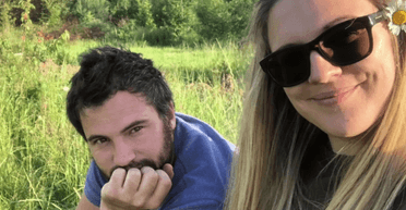 Семейство купило заброшенный дом посреди леса — без отопления, электричества и воды (фото)