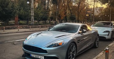 Воплощение элегантности: в Киеве заметили раритетный британский суперкар (фото)