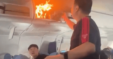 Опасные батареи: зарядное устройство взорвалось в самолете посреди рейса (фото)