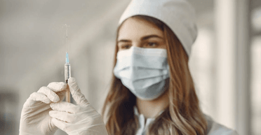 Ніхто не помітив: дівчина прийшла в лікарню в одязі лікаря і почала лікувати пацієнтів (фото)