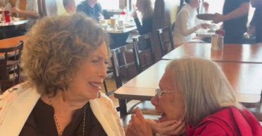 Дружба завдовжки 76 років: пенсіонерка побачила подругу через довгий час і розплакалася