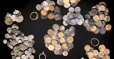 Сховали 600 років тому: в Ізраїлі виявили загадковий скарб золотих і срібних монет (фото)