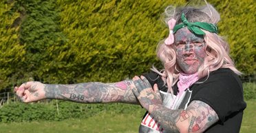 Дети считают страшным костюмом: самая татуированная мама в Британии прячется на Хэллоуин (фото)