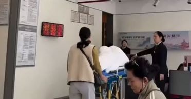 Родичі привезли чоловіка у лікарняному ліжку до банку, щоб зняти гроші з його рахунку