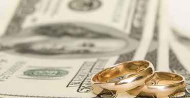 Жінка зіграла фіктивне весілля, щоб зібрати гроші й забезпечити себе до кінця життя