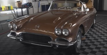 Помыли впервые за 53 года: в старом гараже обнаружили культовый Chevrolet Corvette (видео)