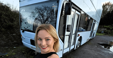 Женщина превратила полицейский автобус в жилье мечты: одна деталь удивляет больше всего (видео)