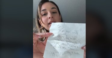 Меган Маркл залишила в літаку записку: стюардеса розповіла, про що там написано