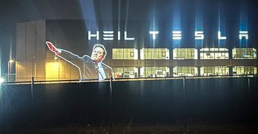 "Хайль Tesla": на завод Маска в Берлине спроецировали его вирусное фото