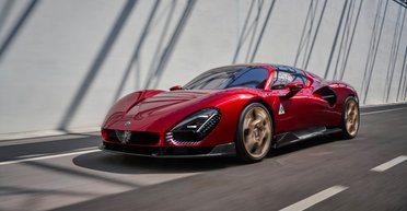 Ретродизайн і 620 сил: Alfa Romeo показали свій останній бензиновий суперкар (фото)
