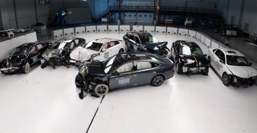 Середньорозмірні седани масово провалили оновлені краш-тести (відео)