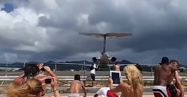 Селфі на межі: туристи лізуть під літак, що злітає, заради фото (відео)