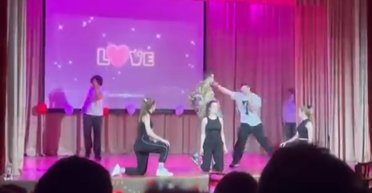 "Импровизированная сценка": в школе №309 прокомментировали инцидент с имитированным избиением военного