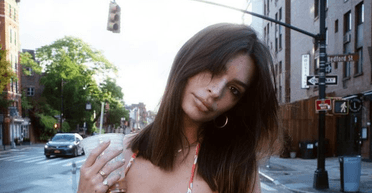 Емілі Ратаковскі продемонструвала струнку фігуру в бікіні власного бренду (фото)