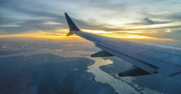 Полет против вращения Земли не ускоряет время полета: на самом деле требуется даже больше времени