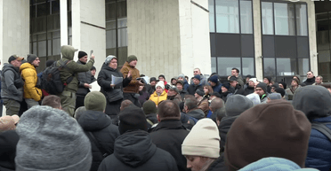 Ночують під ЦНАПом: у Києві збираються величезні черги за відстрочками від мобілізації