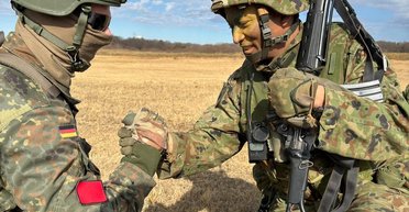 Германия и Япония впервые провели совместные учения десантников (видео)