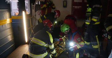 Мужчина упал под вагон метро в Киеве: спасателям пришлось ампутировать ему ногу (фото)