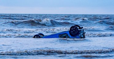 Припаркував біля води: турист спостерігав за тим, як хвилі забирають його машину (фото)