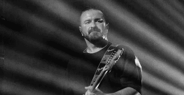 Боролся с раком крови: умер музыкант и участник концертной команды "Океана Эльзы" Гриша Чайка