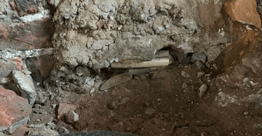 У заваленому каміні стародавнього замку знайшли таємничу записку "Джеймса Бонда" (фото)