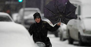 Гололедица и сильный штормовой ветер до 25 метров в секунду: прогноз погоды на завтра