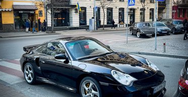 Їх виготовили менш ніж 600: у Києві засвітився культовий заряджений Porsche 2000-х (фото)