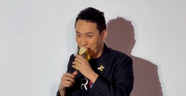 Миллионер Джастин Сан съел банан, который купил за 6 млн долларов (видео)