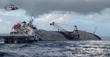 В Италии сильный шторм выбросил на мель грузовое судно с украинским экипажем (фото)