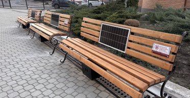 Лавки із сонячними панелями за 462 тисячі гривень встановили в Україні: чим вони корисні