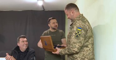 "Робив своїми руками": Зеленський нагородив Залужного іменною зброєю (фото, відео)