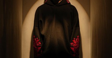 Зацепился обручальным кольцом: известный украинский актер потерял палец в развлекательном центре Киева (видео)