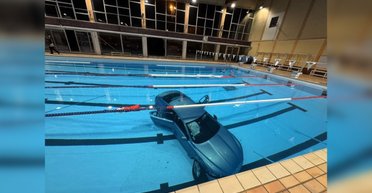 Женщина заехала на авто прямо в бассейн вместе с 5-летней дочерью из-за курьезной ошибки (фото)