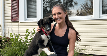 Цуценя, "вирощене кішками", має кумедні котячі звички (відео)