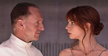 Маньяк и высокая кухня. Чем Аню Тейлор-Джой накормил Рэйф Файнс в фильме "Меню" (видео)