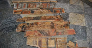 Нашли средневековый клад под полом: по артефактам буквально ходили годами