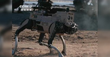 Со взрывчаткой и FPV-дронами: Китай показал работу боевых роботов-собак (видео)